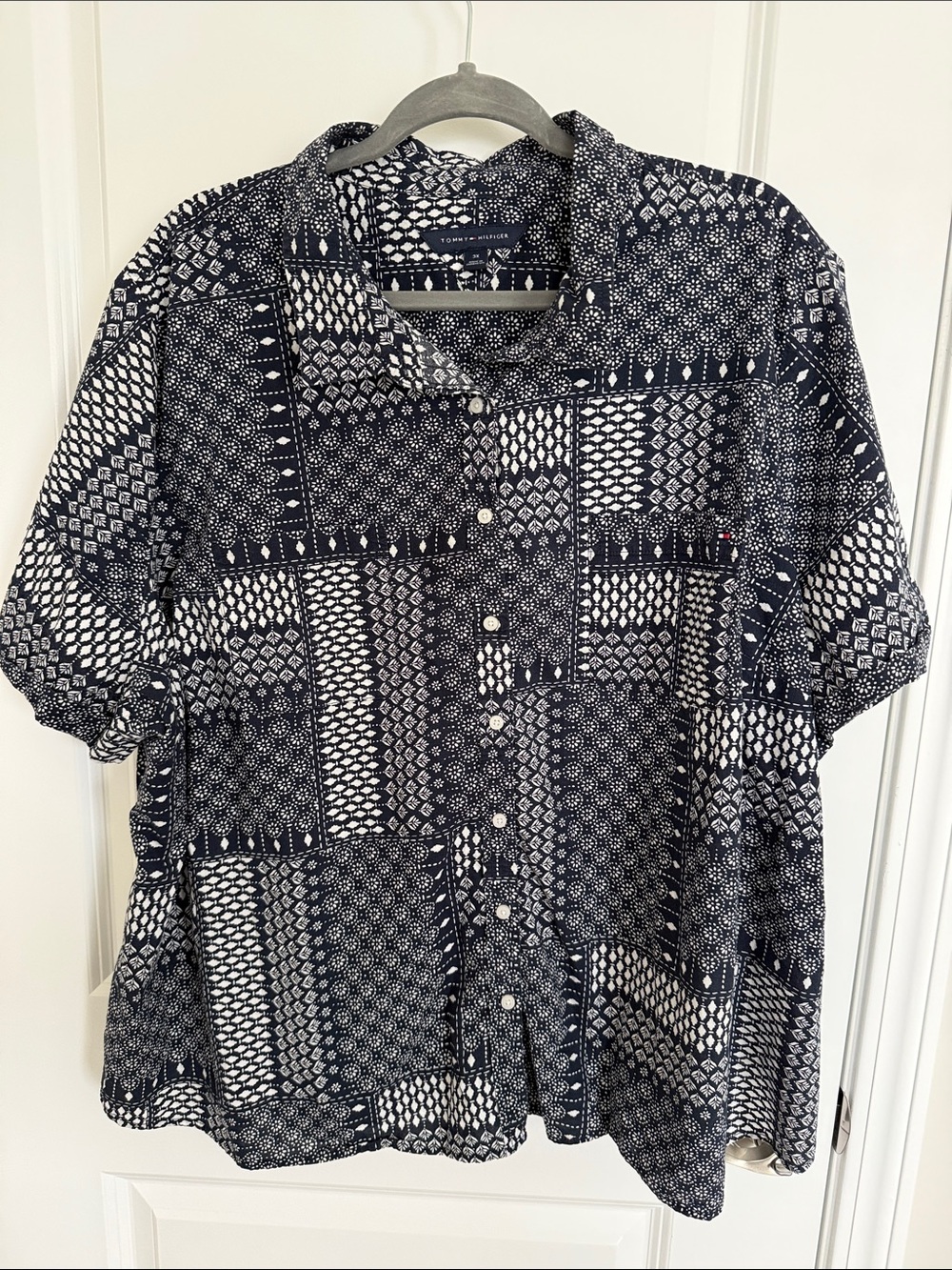 Tommy Hilfiger Women’s Patterned Navy and White Button-Up Shirt